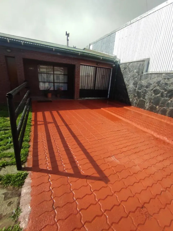 Casa amplia estacionamiento privado.