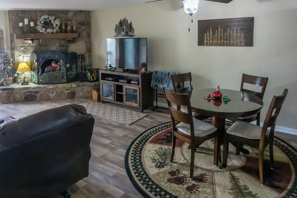 1 Mi to Dtwn Pigeon Forge! Mtn-view Gem w/ Balcony