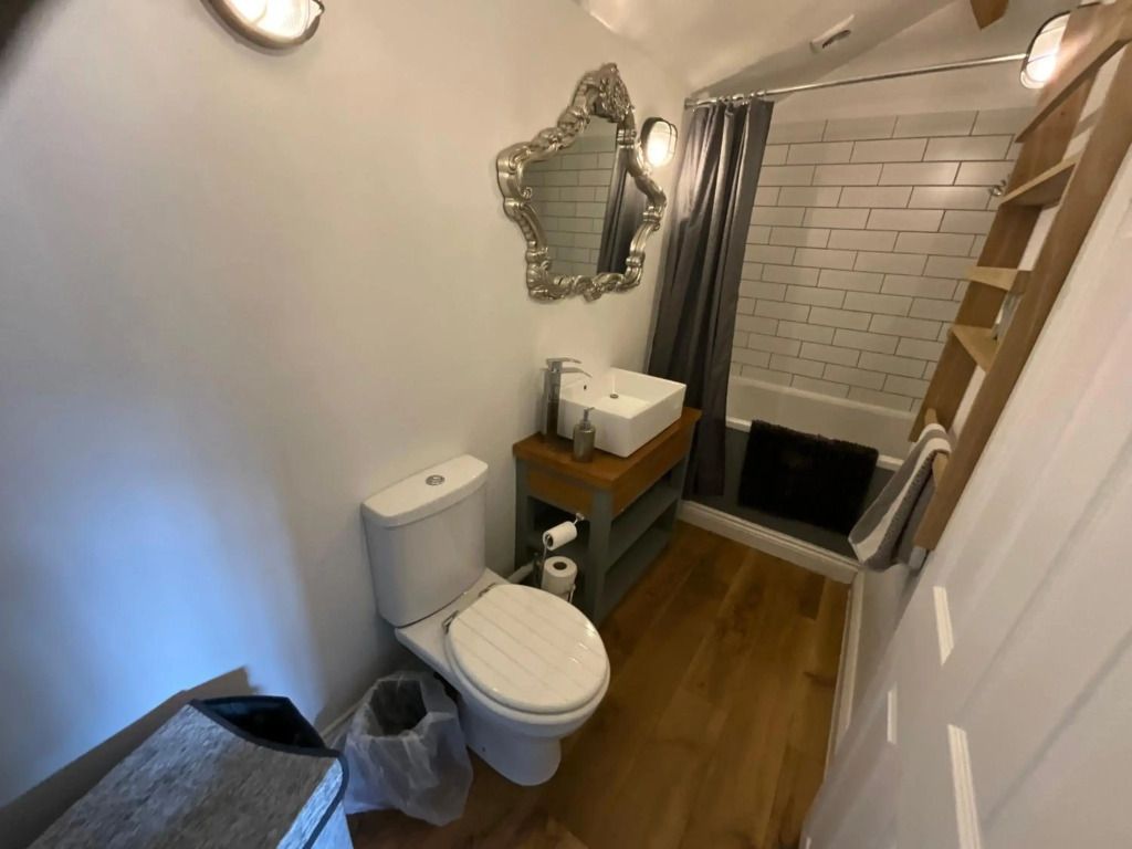 Adorable 1 bedroom guest house with free parking