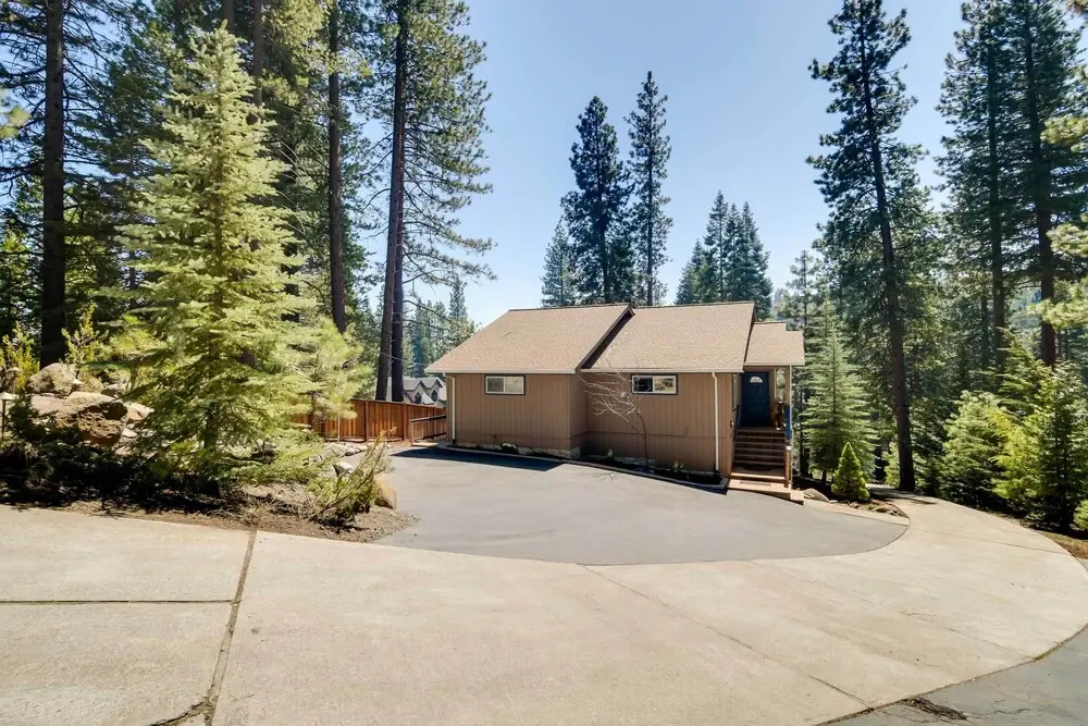 Tranquil Lake Almanor Getaway w/ Grill!