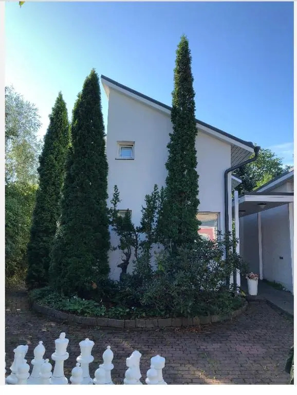 Pieni huone 1 km jokirannasta