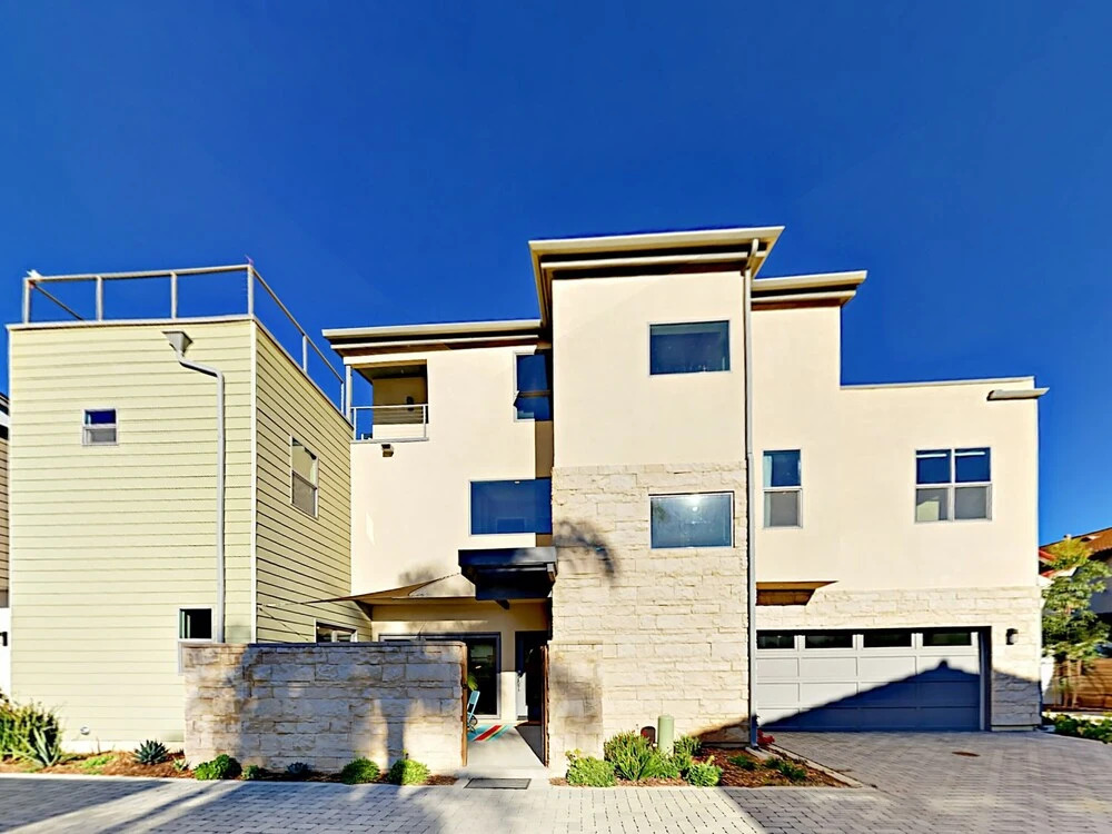 Bright & Breezy Retreat - Walk to Tamarack Beach home