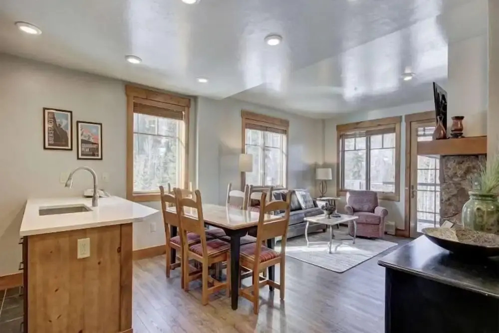 Mountain Thunder Lodge 2 Bedroom Condo - Ski In via Skyway Skiway!