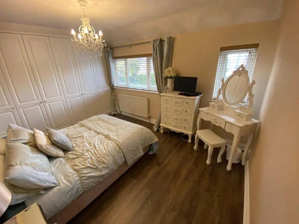 Large Home, Close to BHX, NEC, JLR, 4 Double beds!