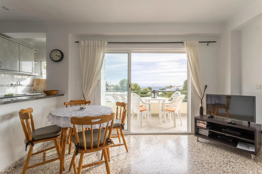Bright and Spacious 2 Bed Apt