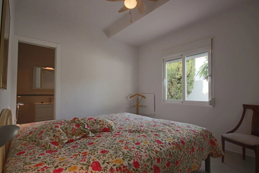 Private Family Retreat With Pool Short Walk to the Sea