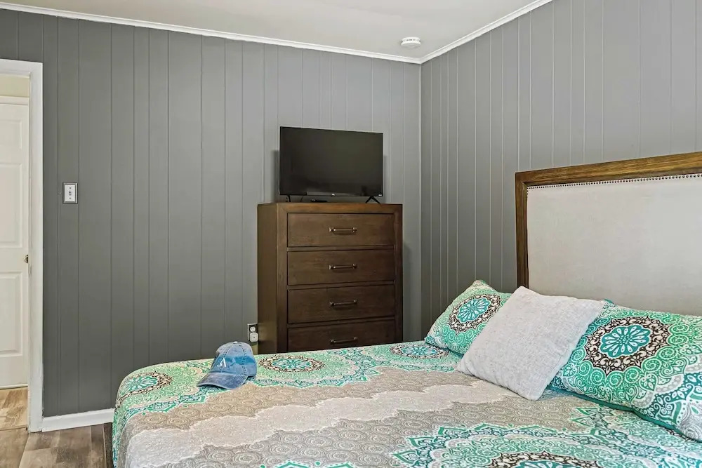 Frolic on Fern by Avantstay Enclosed Deck w/ Forest Views, Bar