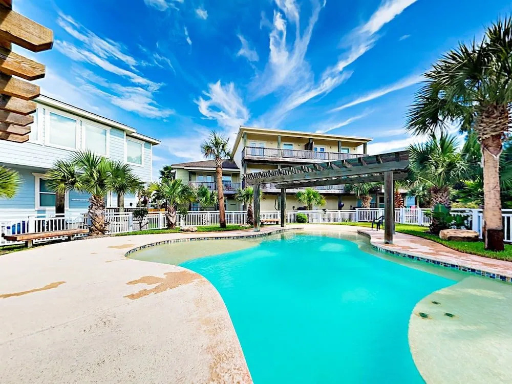 247 West Roberts Townhouse by RedAwning