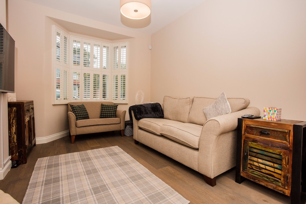 3 Bedroom Home With Skylight and Garden