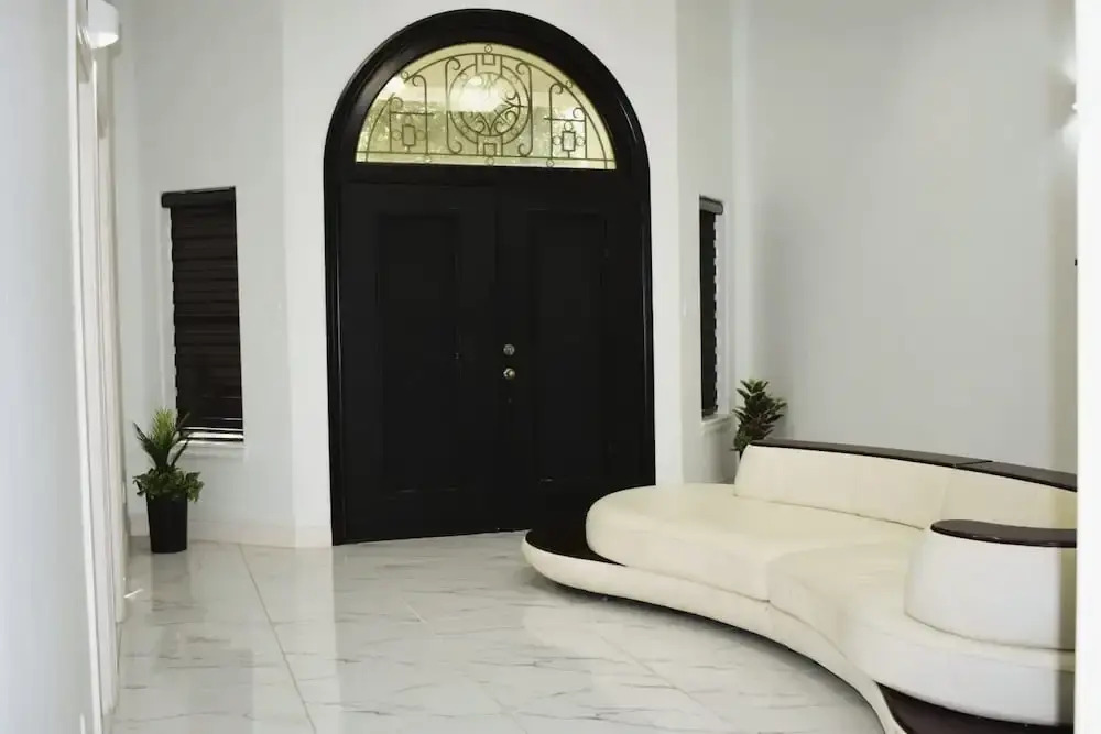 Family Luxury home with Pool in McAllen near by hospitals and stores