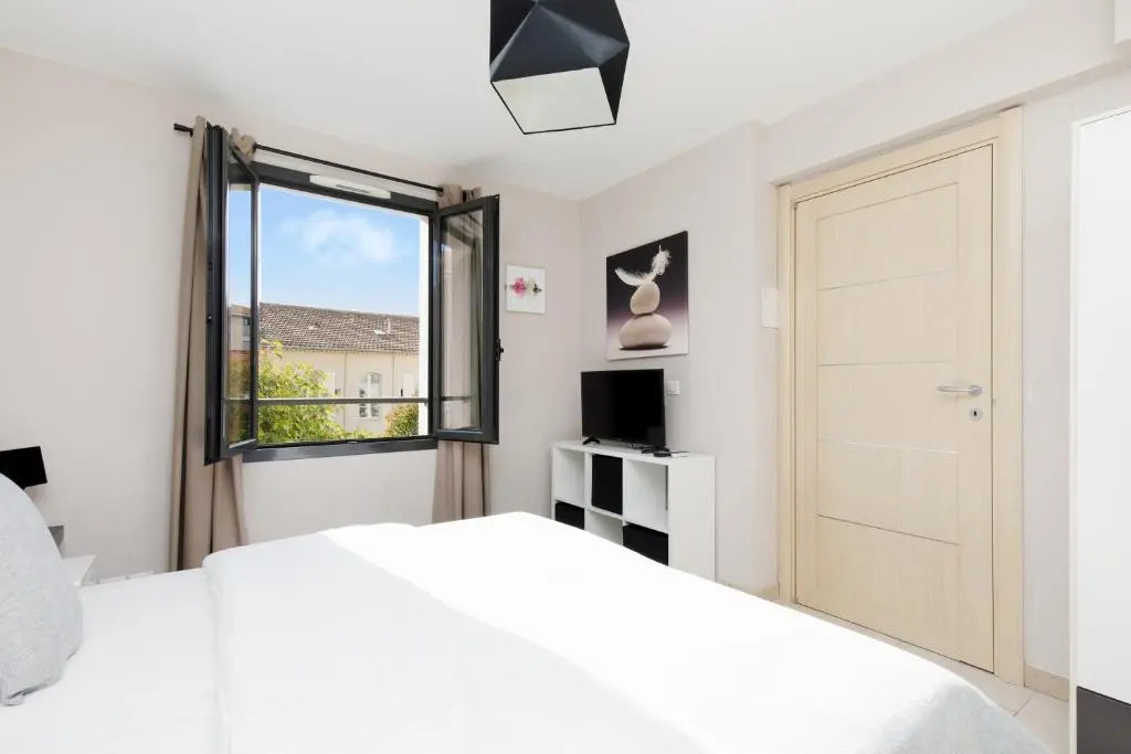 3 Bedrooms: 200m From Croisette