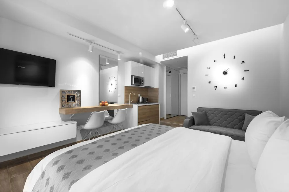 Avenue, Nilie Hospitality MGMT