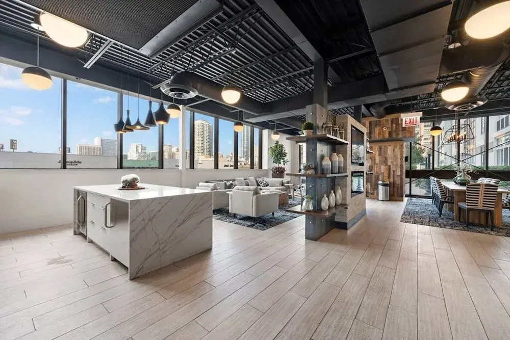 Sleek 2 Bed 2 Bath Condo in Trendy Fulton Market
