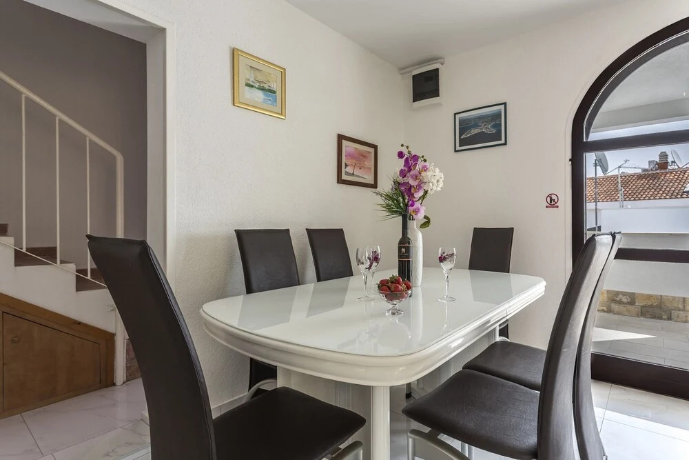 Goldie - 30 m From Beach - H