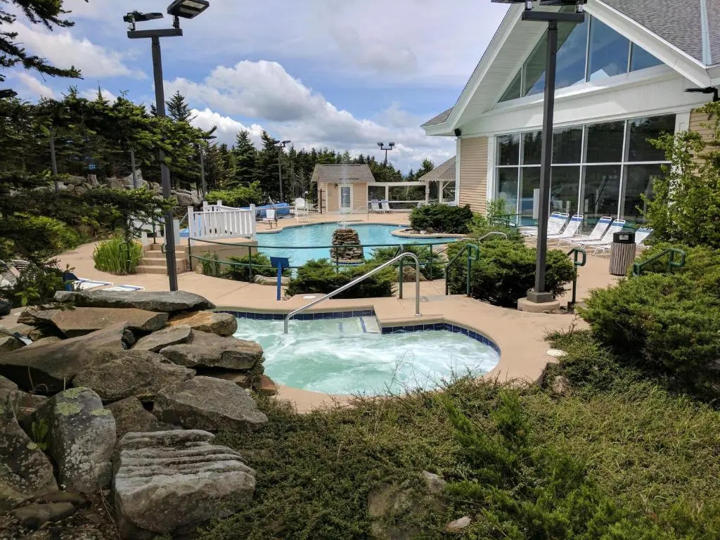 ML 345 Ski-InOut Slope Views Sleeps 6 Steps to Ballhooter