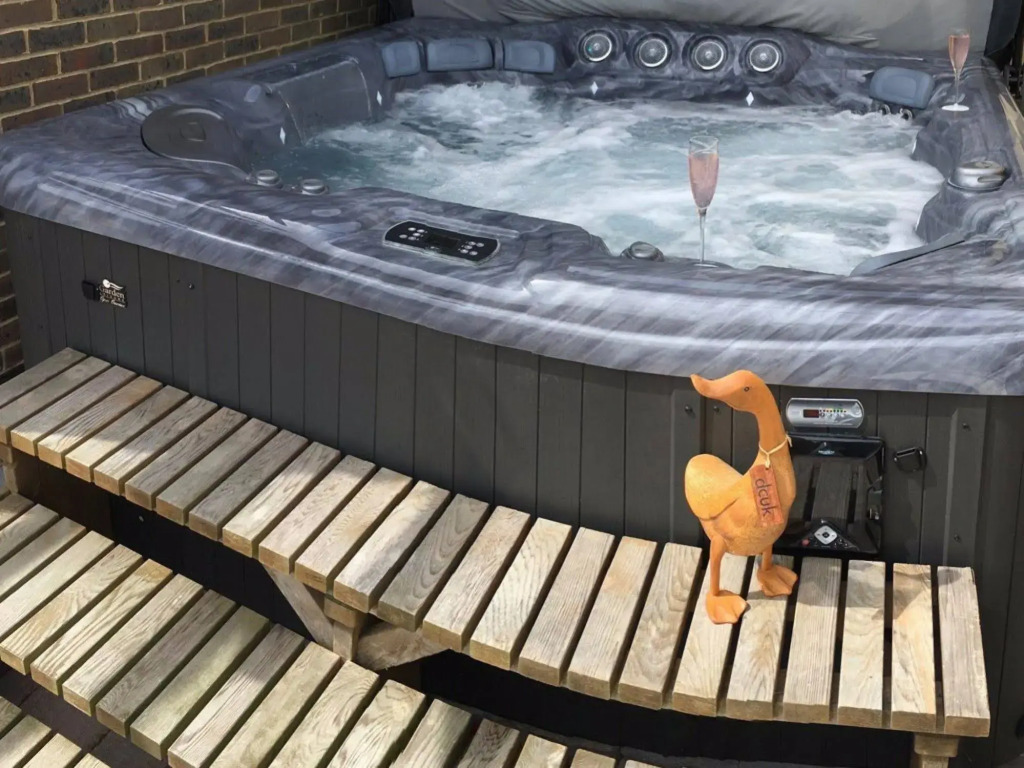 Duck Lodge B&B with Hot Tub