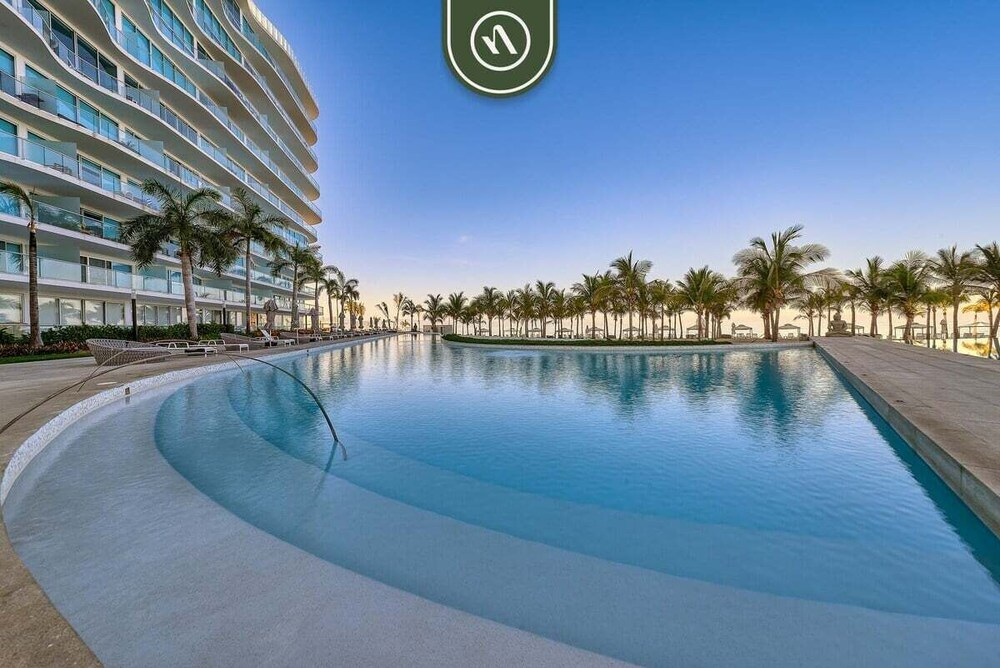 Oceanfront 2BR Condo - Pool - Cevicheria - Beach