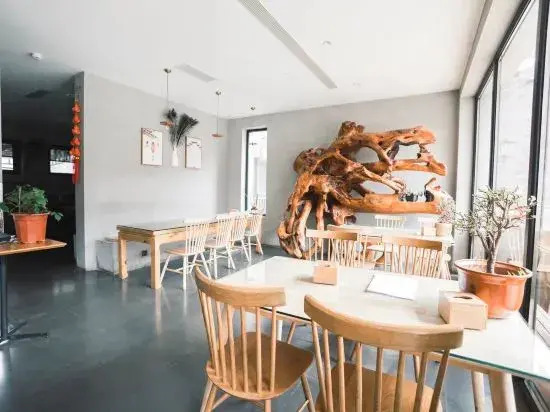 Oak red homestay