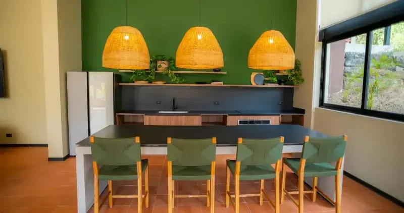 BEE Suites San José - Santa Ana
