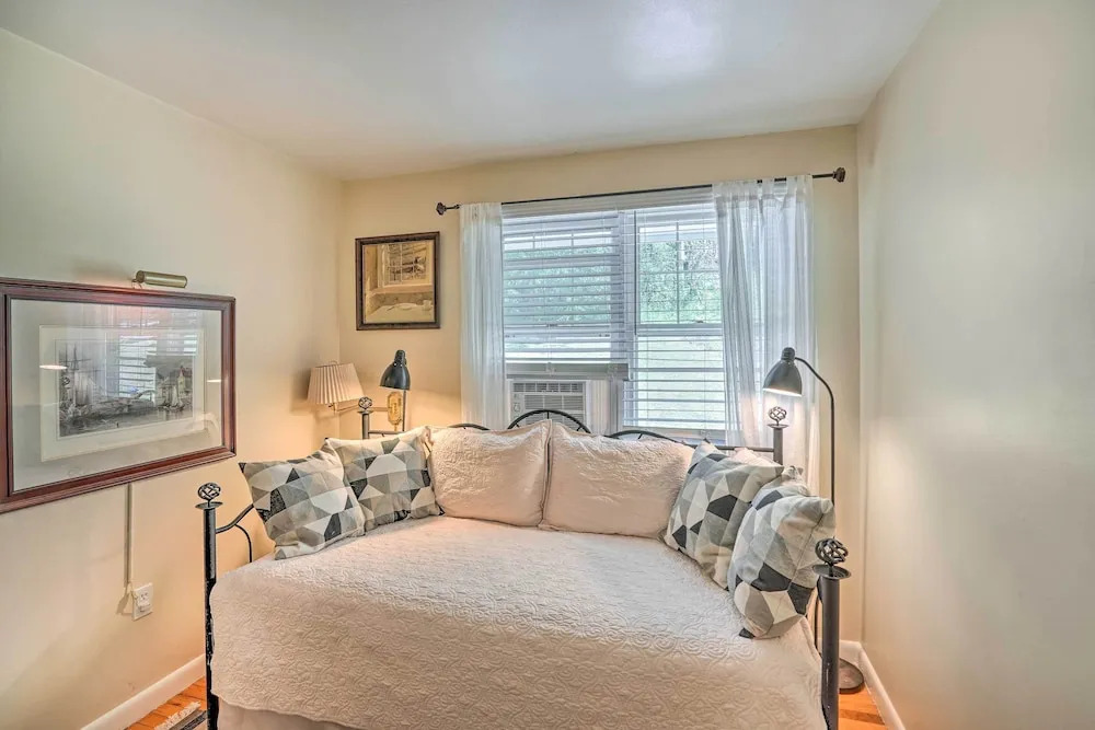 Stockbridge Home: Walk to Town Beach!