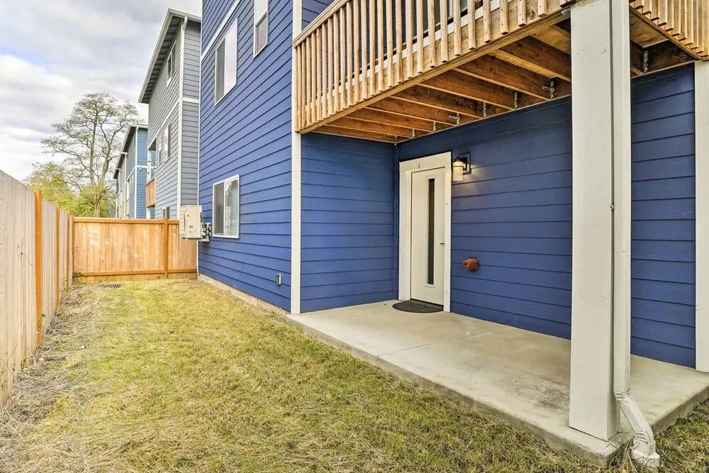 Modern Monroe Home - Private Yard & Mtn Views