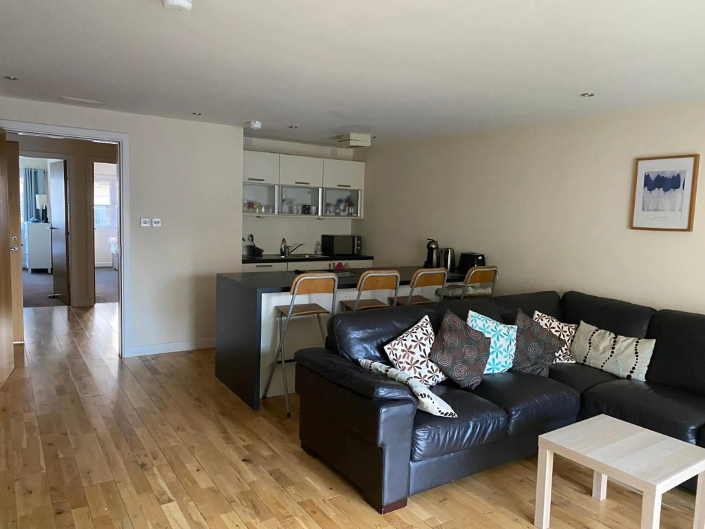 City Centre 2 bedroom apartment, secure parking.