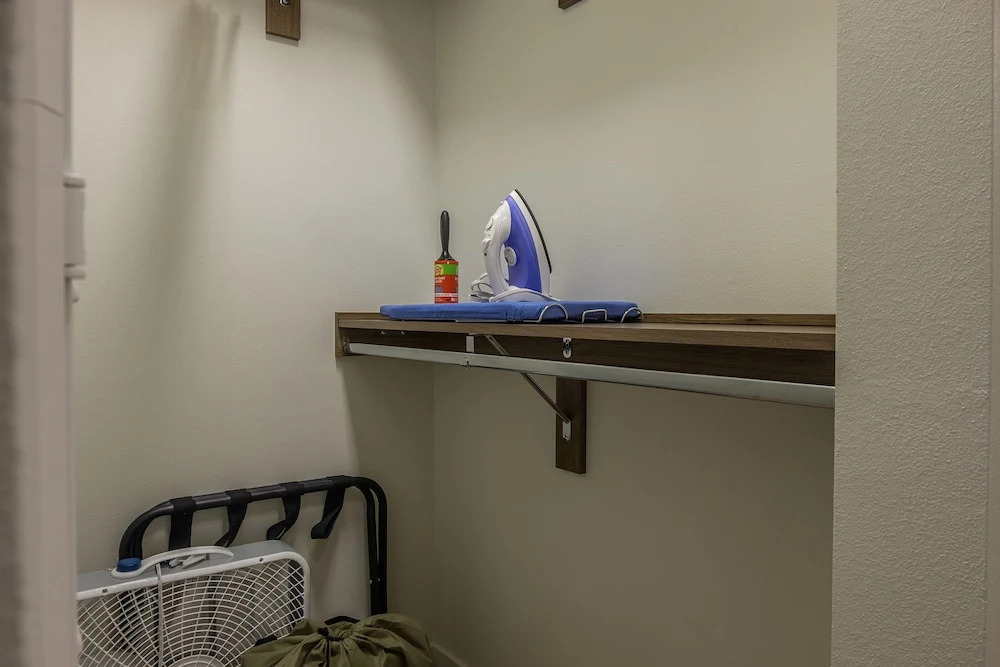 Downtown 2 BR w/ Wifi by Frontdesk