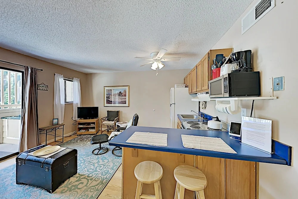 Poolside , Steps From The Beach! 1 Bedroom Condo