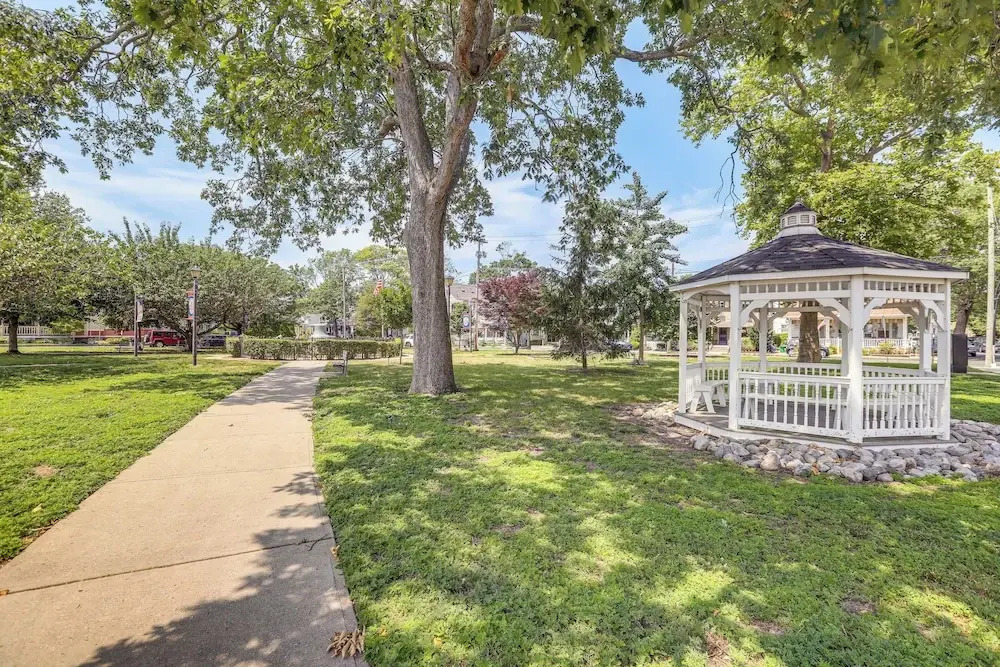 Stroll to Ocean Grove Boardwalk & Beach: Sleek Apt