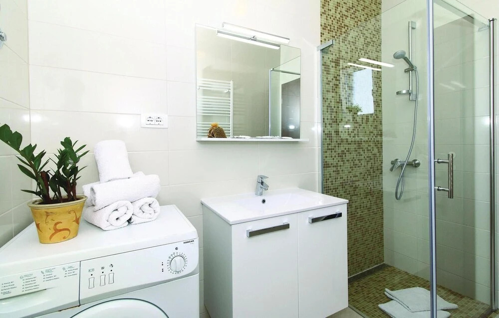 Stunning Home in Kastel Gomilica With Wifi and 4 Bedrooms