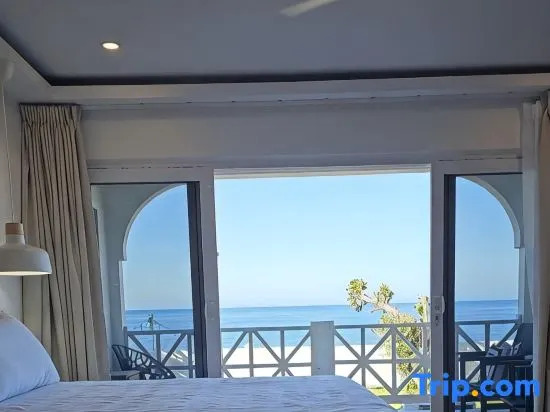 Ocean Rhythms II- New, Stylish Oceanfront 888 Studio