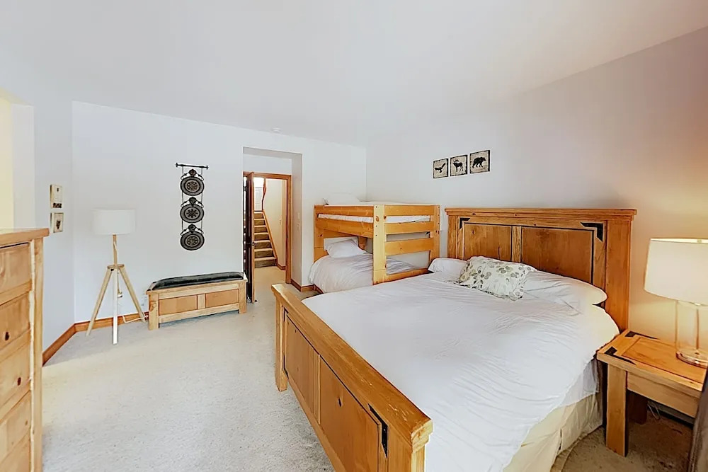 Classy W/ Private Hot Tub & Garage 3 Bedroom Condo
