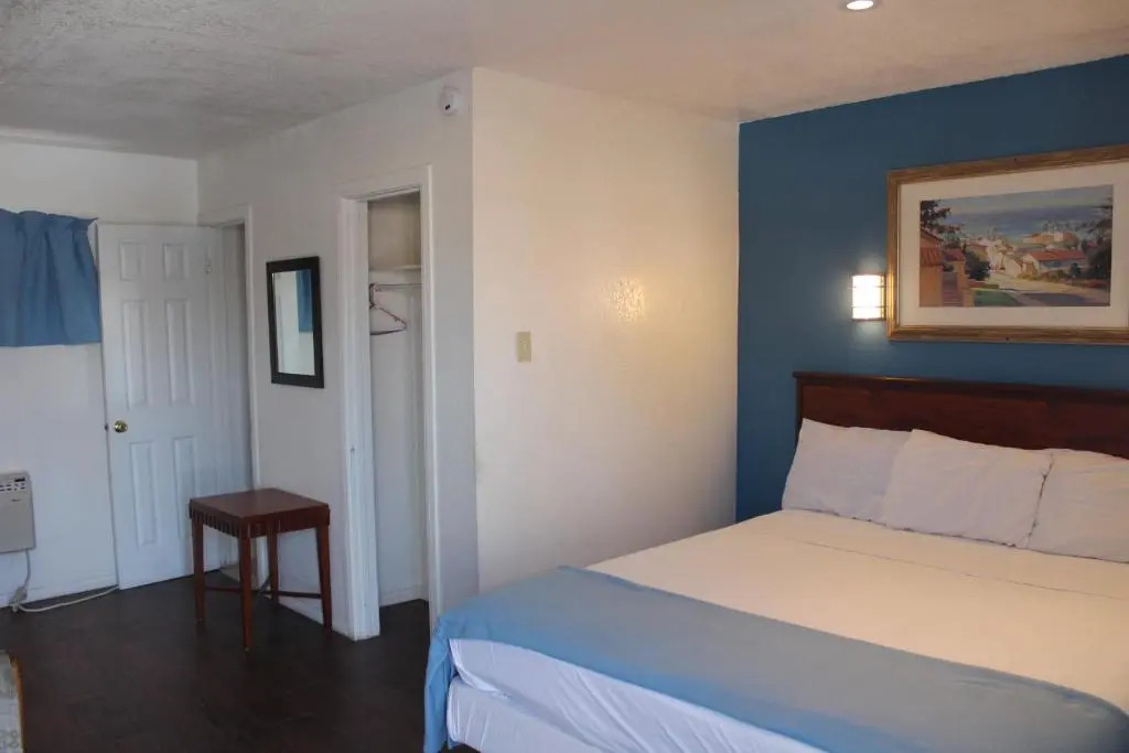 Pet-friendly Oceanside Gem w/ Patio, Walk to Beach