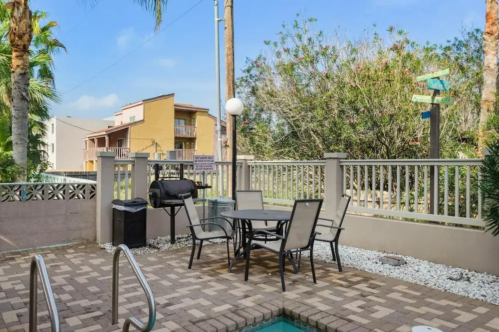 Two Bedroom Condo - Short Walk to the Beach