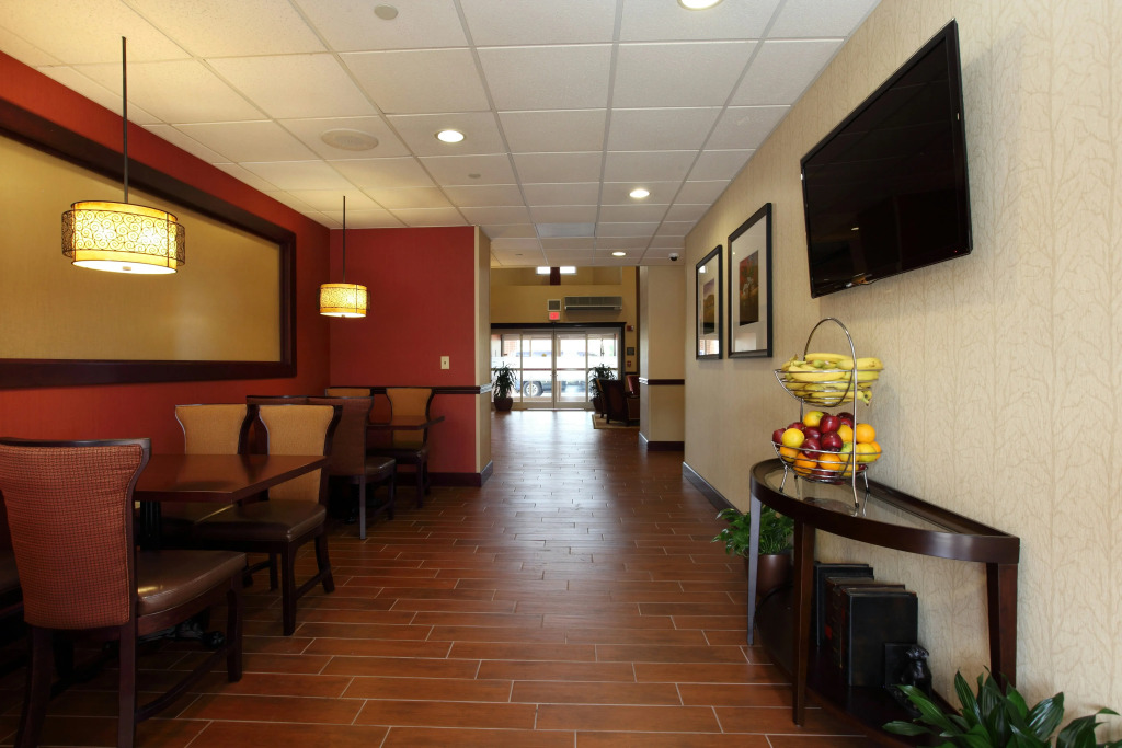 Hampton Inn & Suites Charlottesville at the University