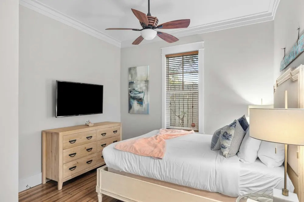 Seagrove Gardens Mins to the Beach, Santa Rosa Retreat w/ A+ Design