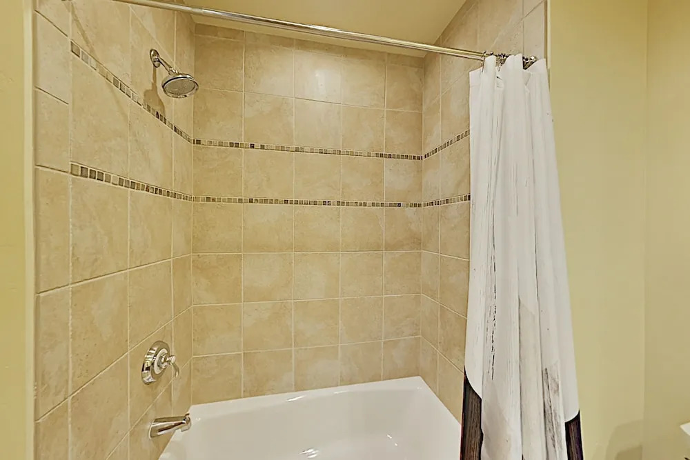 Ski-in/ski-out All-suite W/ Pool, Gym & Hot Tubs 2 Bedroom Condo