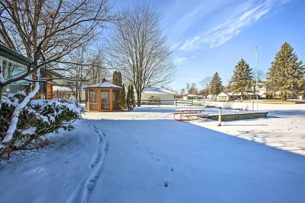 4 Season, Waterfront Houghton Lake House w/ Dock!