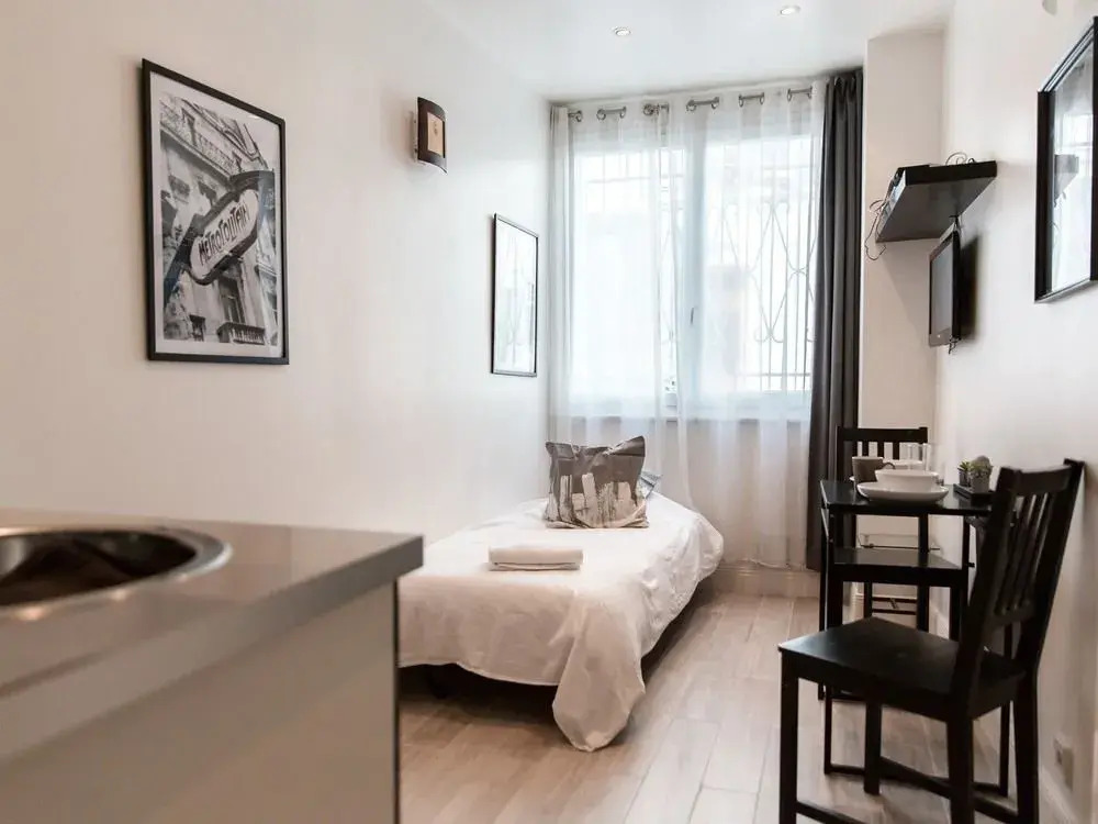 Montmartre Apartments Leo Ferre
