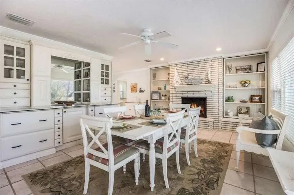 Debby's Place 3 Bedroom Home by RedAwning