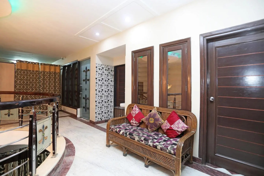 OYO 4096 Hotel Divyanshi