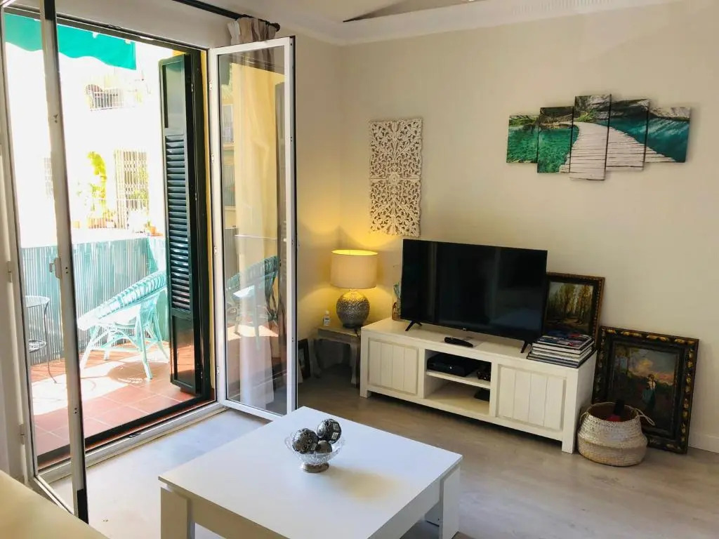 Apartamento a 50 metros de la playa malagueta con vistas al mar
