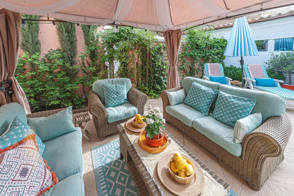 Self Catering Garden Apartment with a Private Garden and Shared Pool