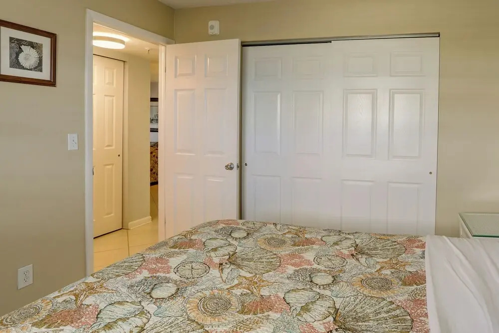 Sandy Shores Condo Across From Johns Pass!