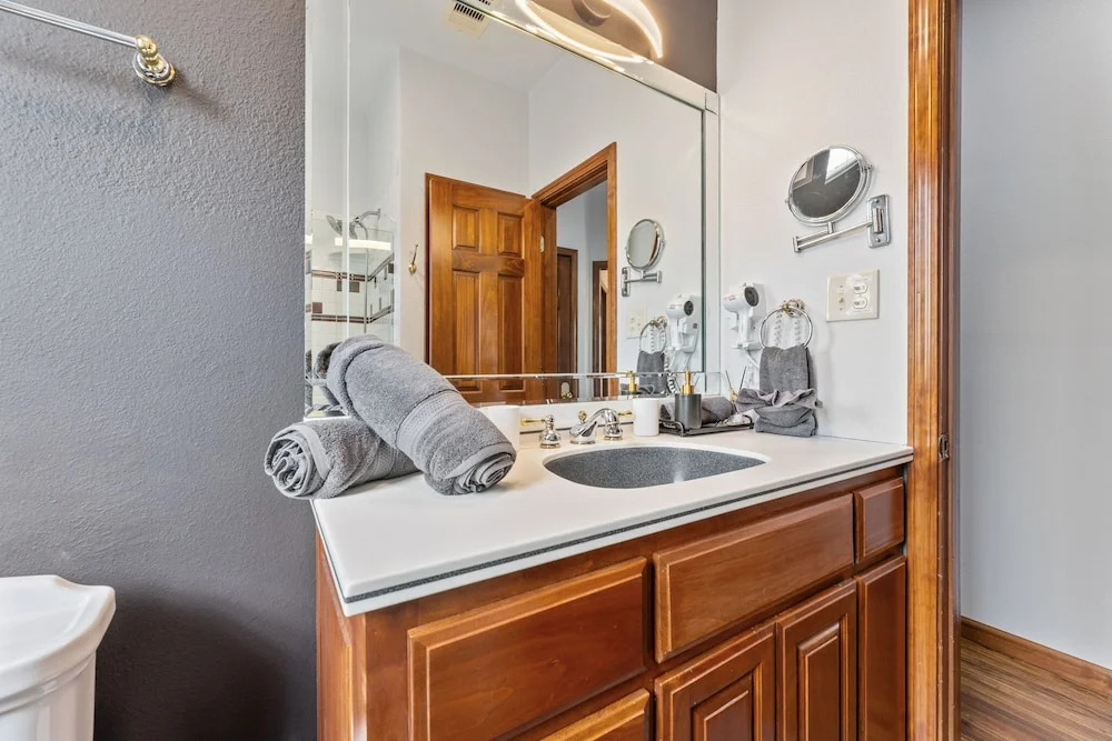 Golf-side Luxe Escape Sleeps 13 Hot Tub & Theater