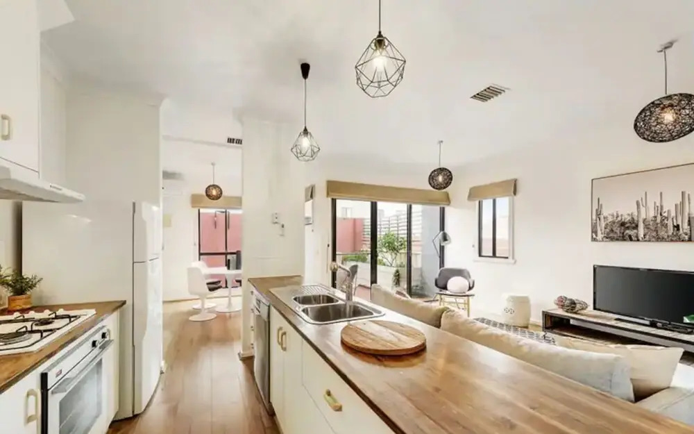 Spacious 2 Bedroom Apartment in Brunswick With Patio and Parking