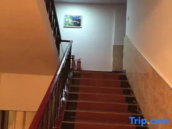Xinyang Blue Moon Hotel