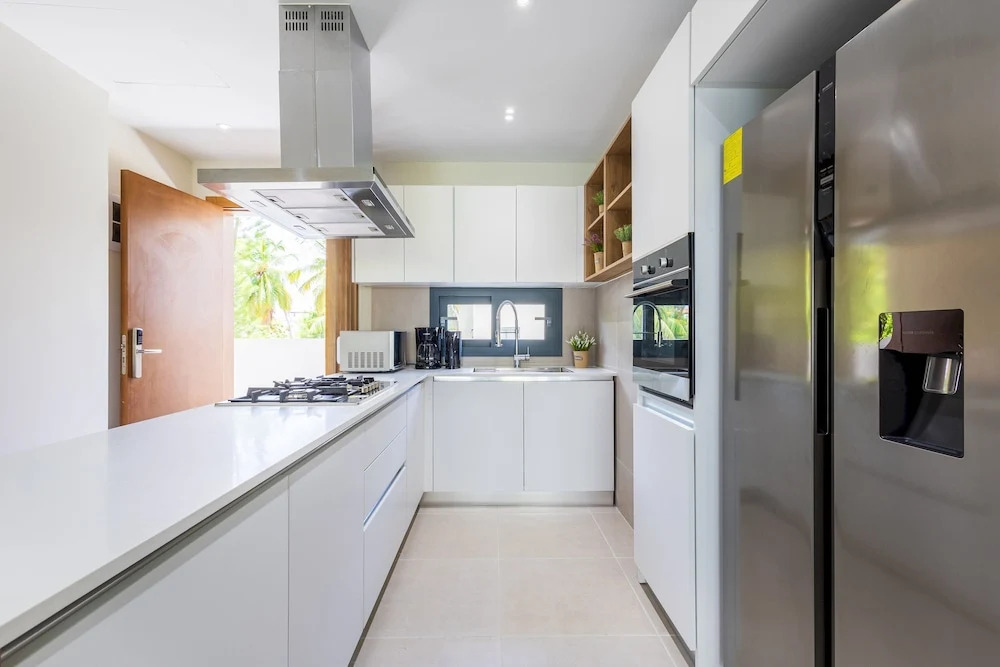 Chic 2BR Stay w Terrace Picuzzi 5 Min to Beach