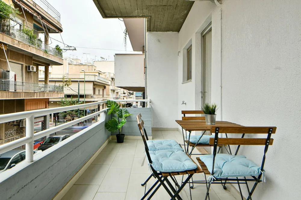 Comfy Home next to metro