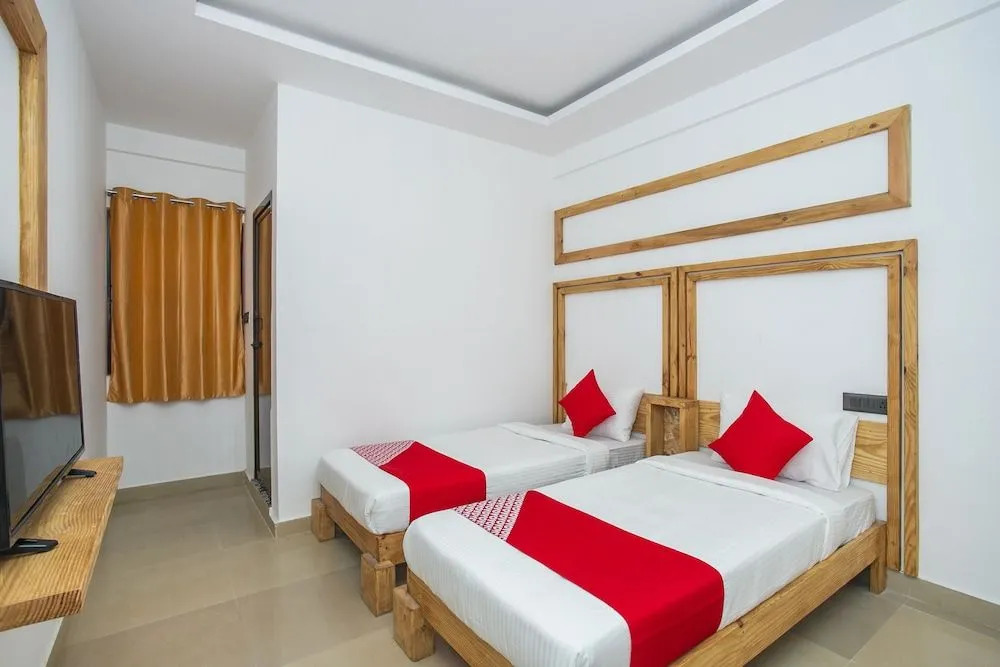 OYO 15111 Greencity Comforts